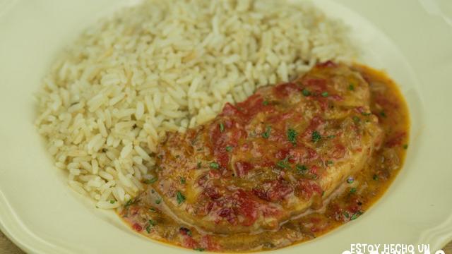 Lomo en salsa con pimientos del piquillo y cebolla caramelizada