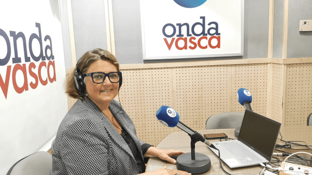 Lorea Uranga, presidenta de ATRAE en los estudios de ONDA VASCA