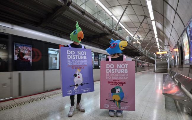 Algunas estaciones de metro han sido testigos en la mañana de hoy de una nueva acción enmarcada dentro de la campaña ‘No molestar’.