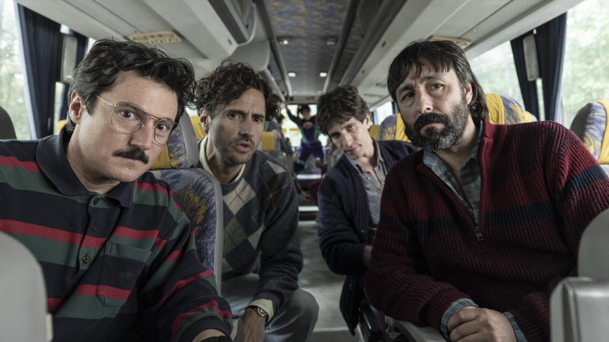 Escena de 'Los aitas' con Mikel Losada a la derecha