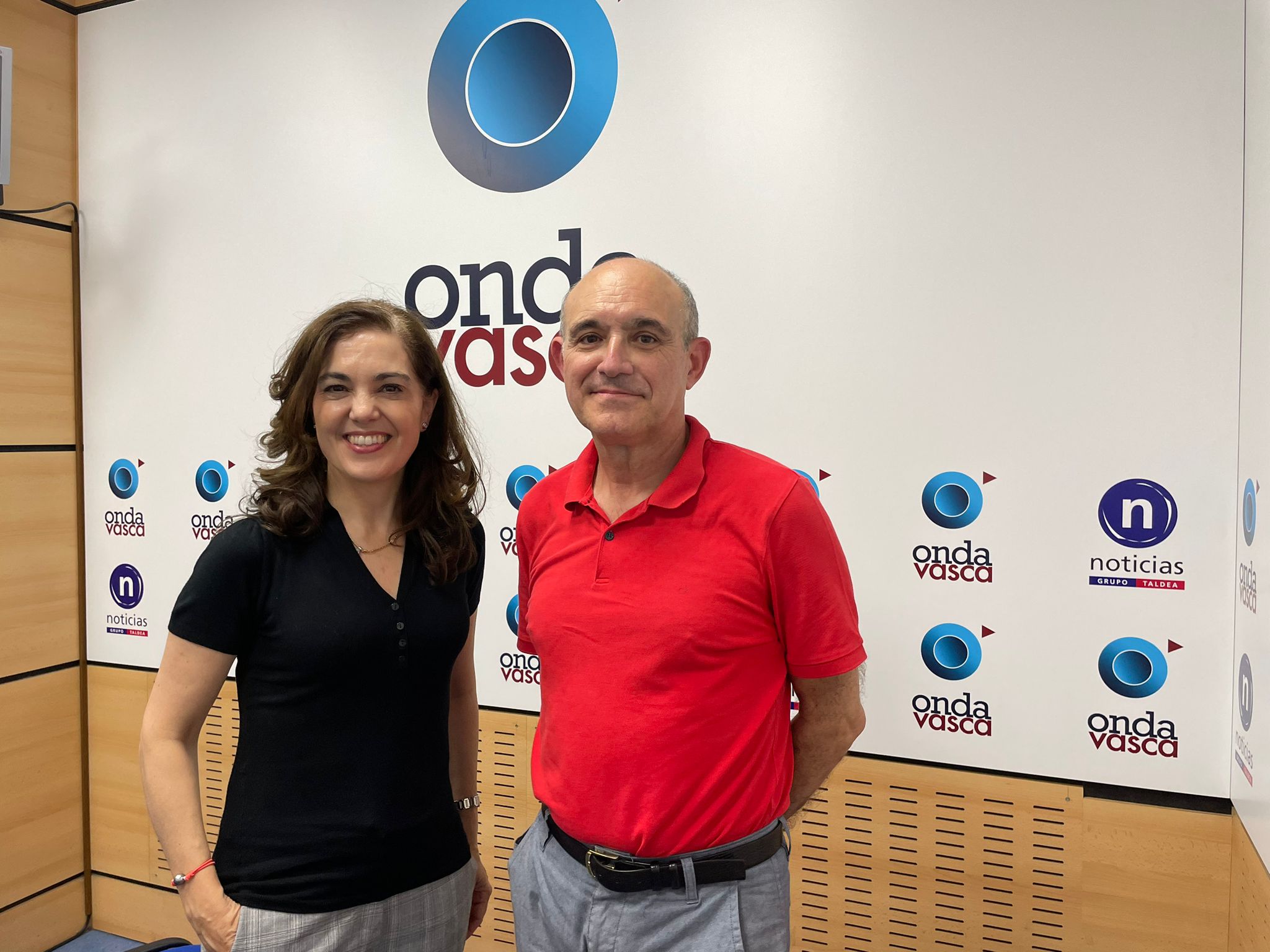 Los farmacéuticos Juan del Arco y Leire Azkona