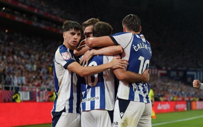 Los jugadores de la Real celebran un gol. N.G.