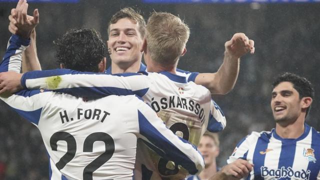 Los jugadores de la Real celebran uno de los goles de ayer. RUBEN PLAZA