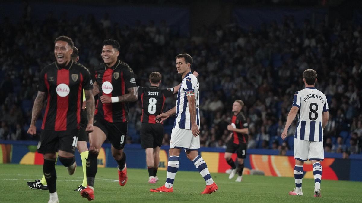 Los jugadores del Bournemouth celebran uno de los goles de ayer. RUBEN PLAZA