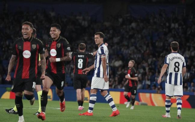Los jugadores del Bournemouth celebran uno de los goles de ayer. RUBEN PLAZA