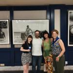 Joserra Lozano, fotógrafo de la exposición Maestro del Hotel Ercilla y Silvia Martínez y María Eizaguirre oyentes de Onda Vasca que han venido desde Donostia a visitar la muestra | ONDA VASCA