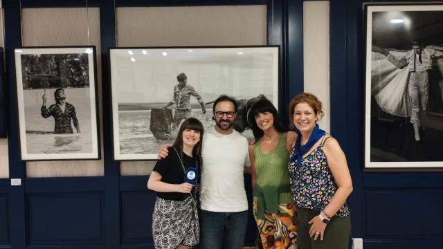 Joserra Lozano, fotógrafo de la exposición Maestro del Hotel Ercilla y Silvia Martínez y María Eizaguirre oyentes de Onda Vasca que han venido desde Donostia a visitar la muestra | ONDA VASCA