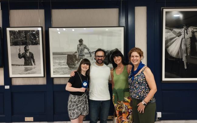 Joserra Lozano, fotógrafo de la exposición Maestro del Hotel Ercilla y Silvia Martínez y María Eizaguirre oyentes de Onda Vasca que han venido desde Donostia a visitar la muestra | ONDA VASCA Joserra Lozano, fotógrafo de la exposición Maestro del Hotel Ercilla y Silvia Martínez y María Eizaguirre oyentes de Onda Vasca que han venido desde Donostia a visitar la muestra | ONDA VASCA