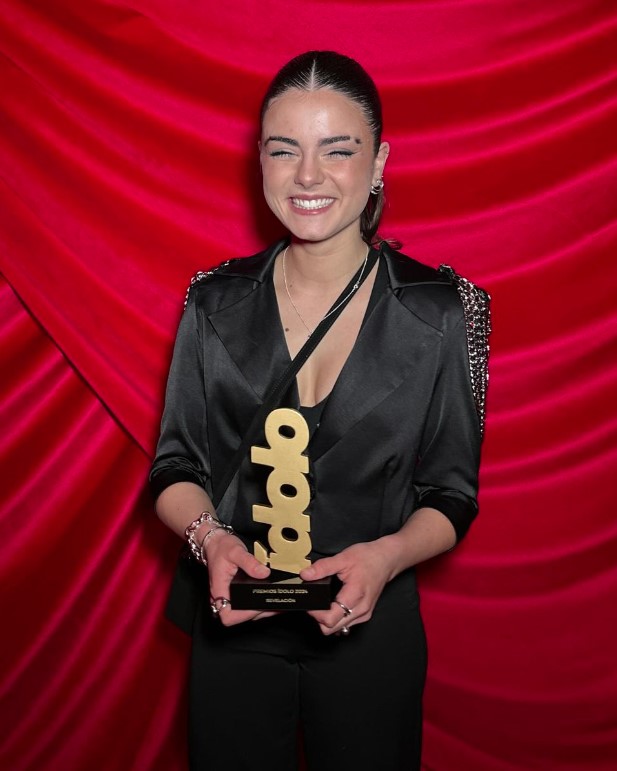 Lucía de la Puerta con su premio a Influencer Revelación en los Premios Ídolo |Fuente: instagram.com/luciadelapuerta