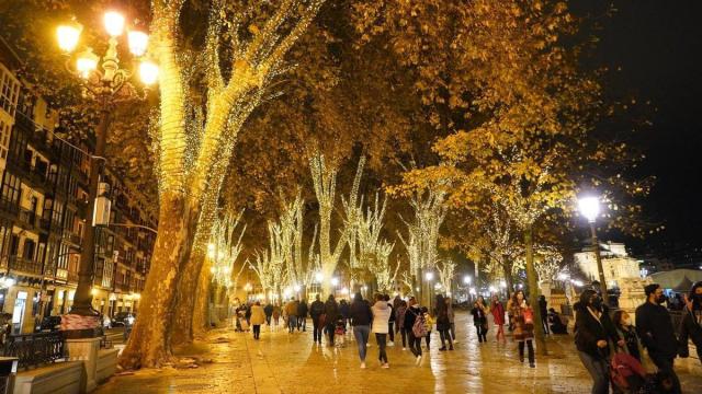 Iluminación navideña en el Paseo de El Arenal bilbaino | Oskar M. Bernal, Deia Iluminación navideña en el Paseo de El Arenal bilbaino | Oskar M. Bernal, Deia