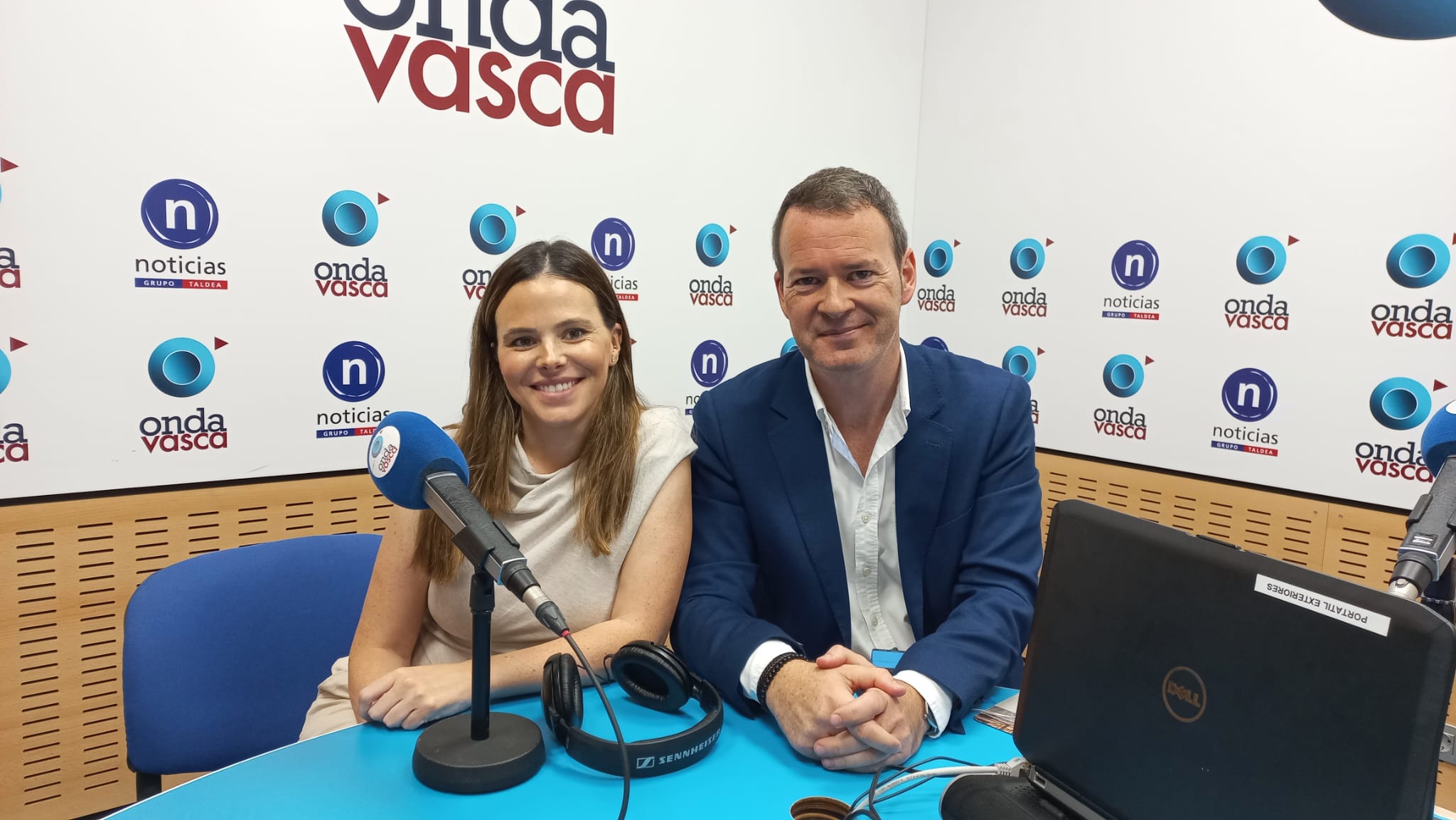 Lucía Baquero con Txema Gutiérrez en los estudios de ONDA VASCA