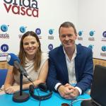 Lucía Baquero con Txema Gutiérrez en los estudios de ONDA VASCA