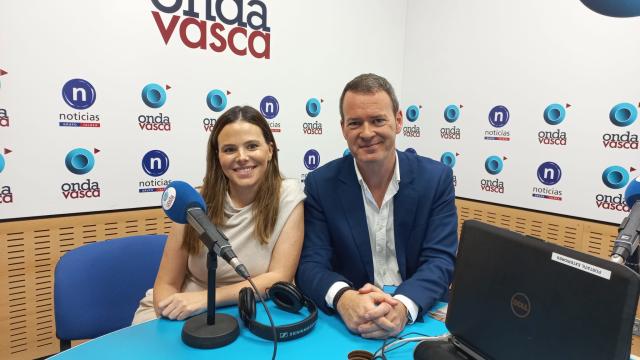 Lucía Baquero con Txema Gutiérrez en los estudios de ONDA VASCA Lucía Baquero con Txema Gutiérrez en los estudios de ONDA VASCA