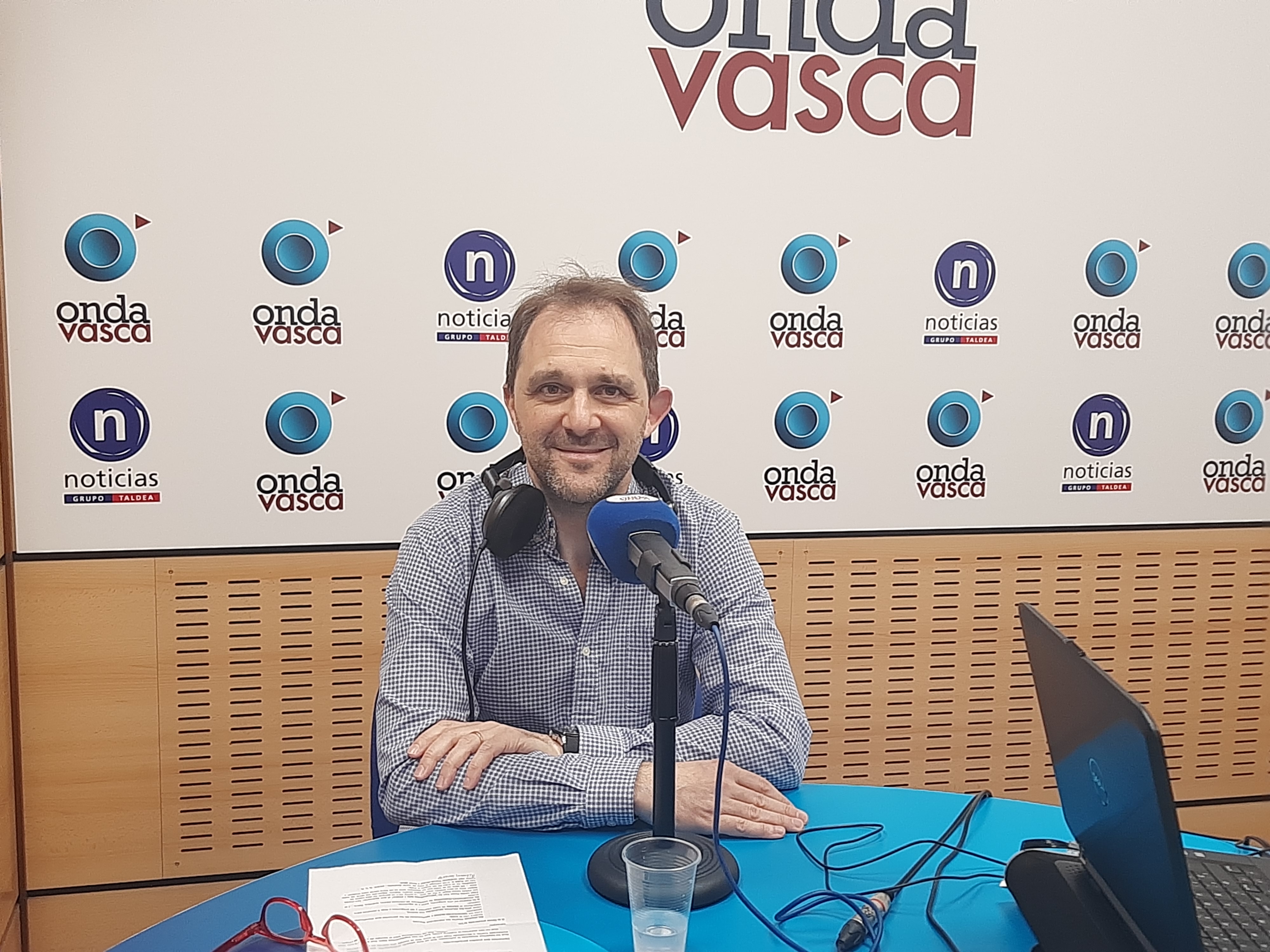 Luis de la Herrán, en el estudio de Onda Vasca