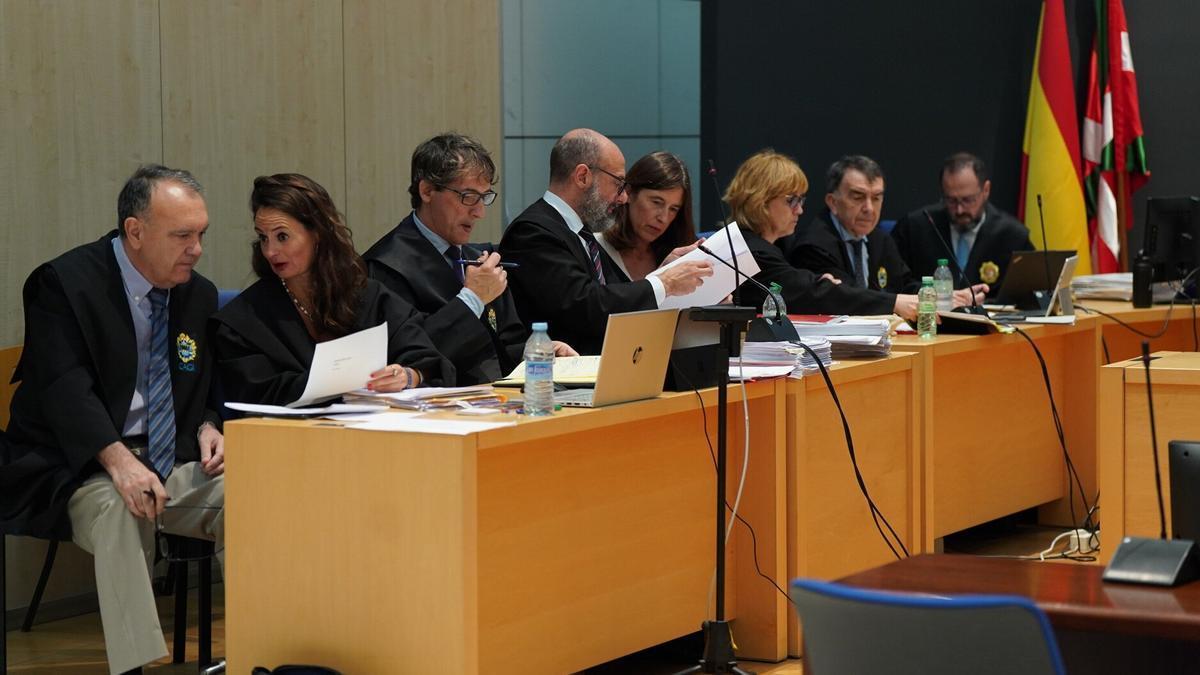 Miembros de la Fiscalía, la defensa y la acusación del juicio por la muerte de Lukas Agirre, en la sesión de este jueves. Ruben Plaza