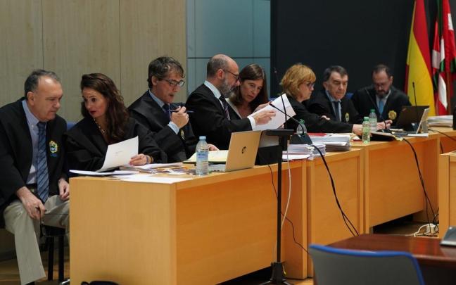 Miembros de la Fiscalía, la defensa y la acusación del juicio por la muerte de Lukas Agirre, en la sesión de este jueves. Ruben Plaza