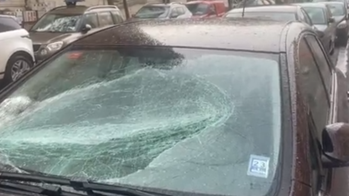Así ha quedado la luna de uno de los coches atacados en el barrio de Egia