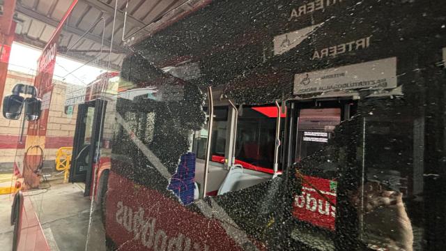 Una de las unidades de Bilbobus saboteadas con las lunas rotas