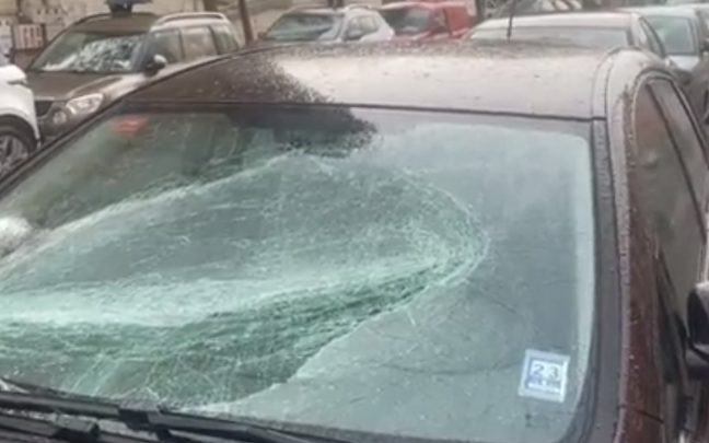 Así ha quedado la luna de uno de los coches atacados en el barrio de Egia