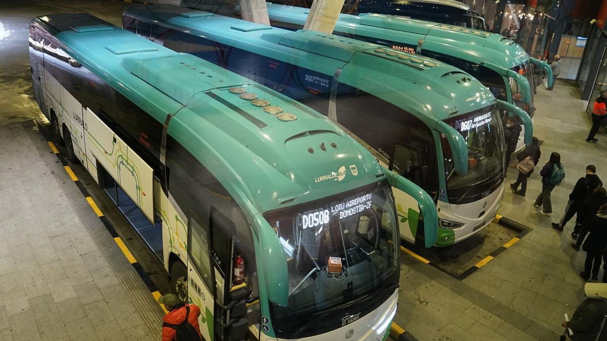 Autobuses de Lurraldebus, en la estación de Donostia Ruben Plaza