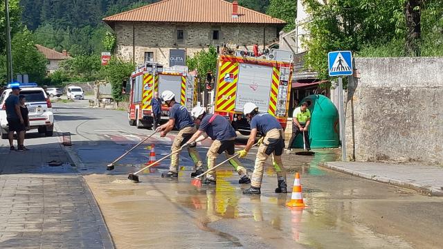 Bomberos de Araba achican agua en Luiaondo, días atrás. Foto: @BomberosAraba