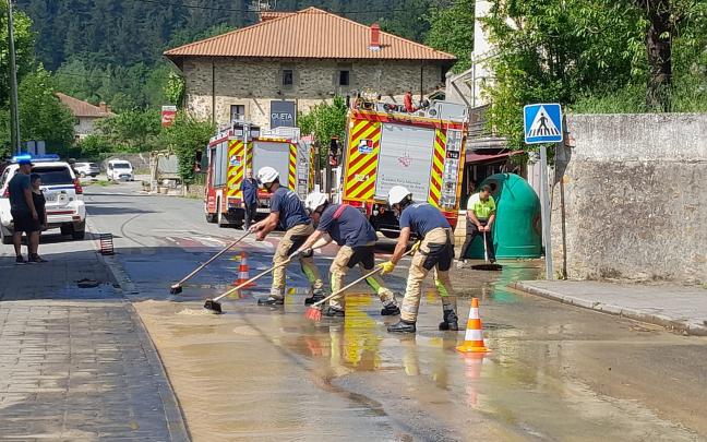 Bomberos de Araba achican agua en Luiaondo, días atrás. Foto: @BomberosAraba Bomberos de Araba achican agua en Luiaondo, días atrás. Foto: @BomberosAraba