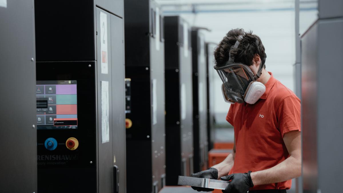 Un trabajador de MADIT en las instalaciones de la empresa.