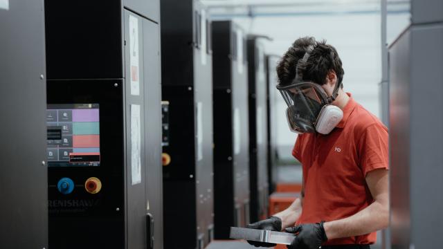 Un trabajador de MADIT en las instalaciones de la empresa.