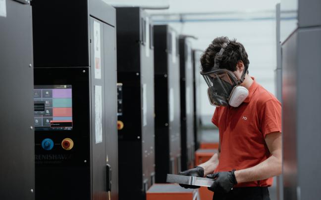 Un trabajador de MADIT en las instalaciones de la empresa.