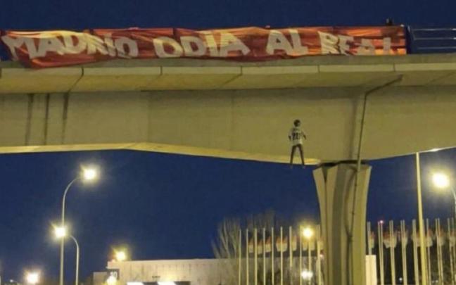 El muñeco con la camiseta de Vinicius. Foto: Twitter