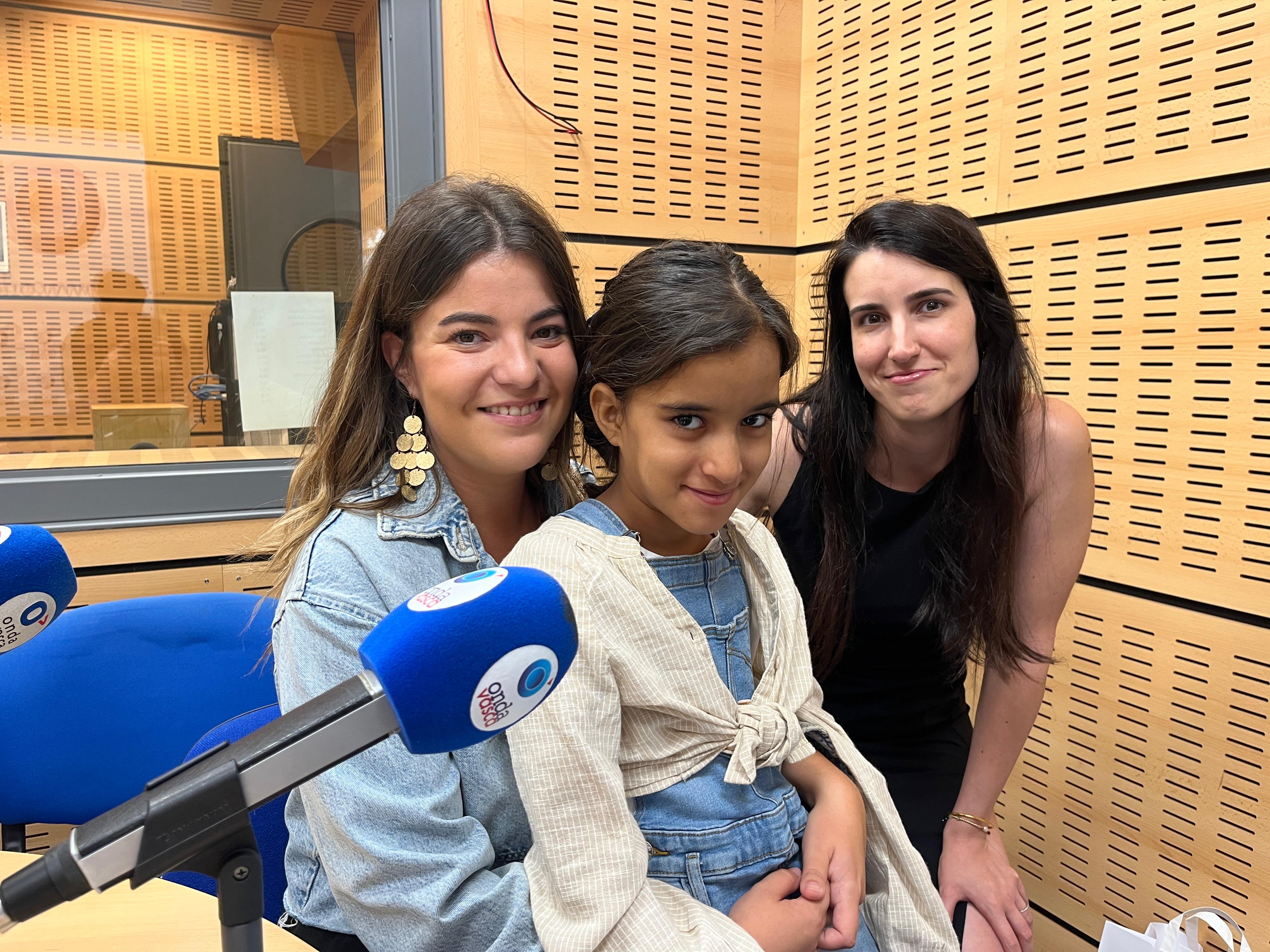 Maider Saralegi con Dahba e Iranzu Calvo en los estudios de ONDA VASCA