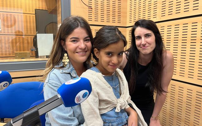 Maider Saralegi con Dahba e Iranzu Calvo en los estudios de ONDA VASCA