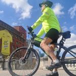 Un maillot amarillo luce en la fachada de un edificio en Bilbao | Pablo Viñas, Deia