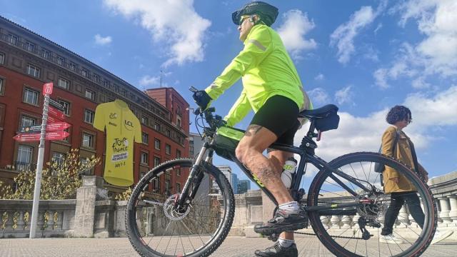 Un maillot amarillo luce en la fachada de un edificio en Bilbao | Pablo Viñas, Deia