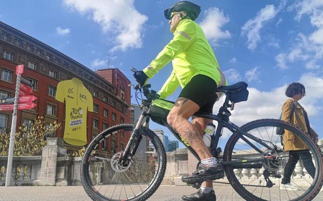 Un maillot amarillo luce en la fachada de un edificio en Bilbao | Pablo Viñas, Deia Un maillot amarillo luce en la fachada de un edificio en Bilbao | Pablo Viñas, Deia
