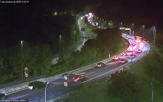 Imagen de las retenciones que provoca el accidente | Fuente: @trafikoaEJGV (X)