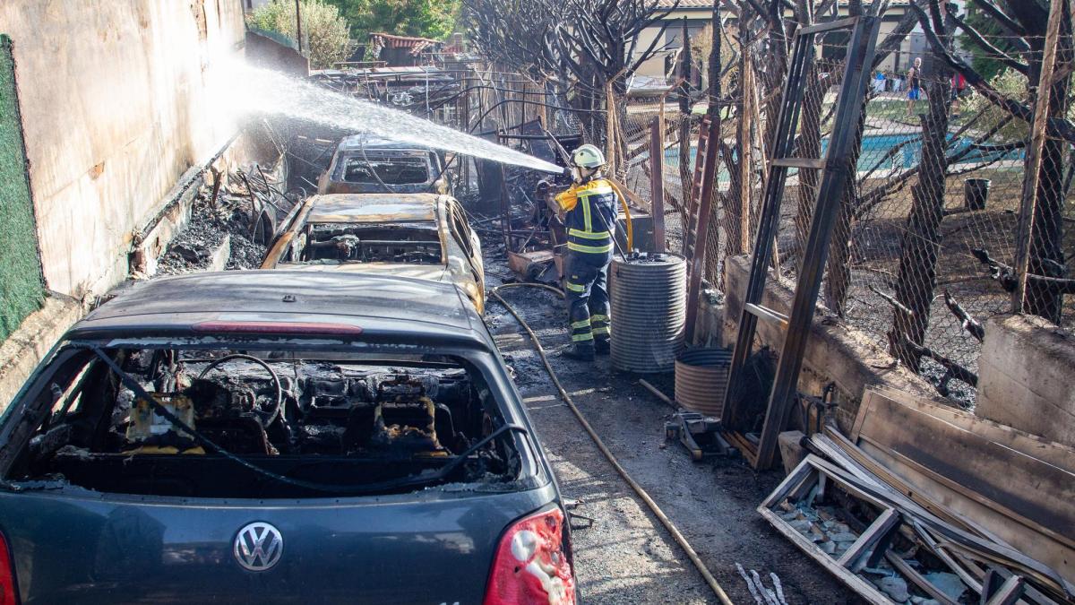 Efectivos de Bomberos de Navarra, en el lugar del incendio. Patxi Cascante