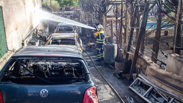 Efectivos de Bomberos de Navarra, en el lugar del incendio. Patxi Cascante