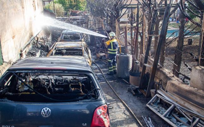 Efectivos de Bomberos de Navarra, en el lugar del incendio. Patxi Cascante