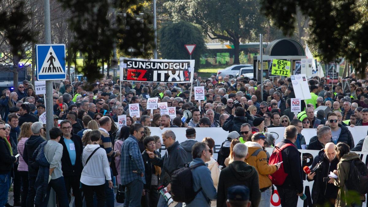 Miles de personas marchan en Pamplona. en defensa del futuro de la industria navarra Patxi Cascante