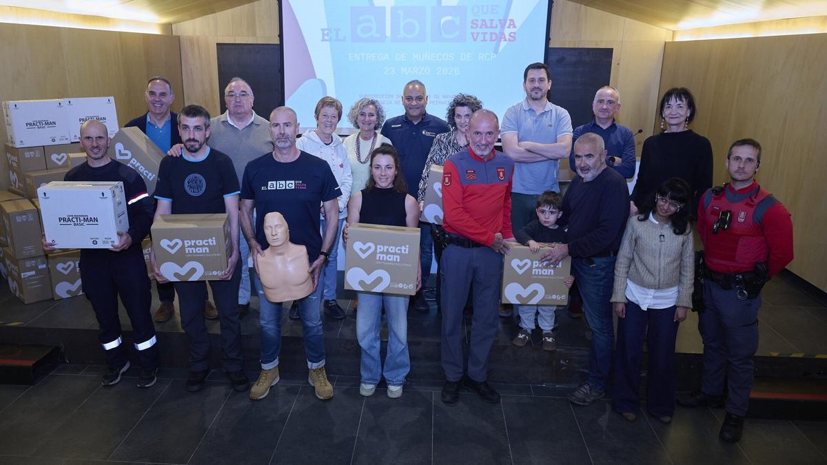 La asociación El ABC que salva vidas entrega maniquíes de reanimación a distintas entidades navarras, junto a un superviviente de paro cardíaco y Susana Miranda, gerente del SNS-O. Iñaki Porto