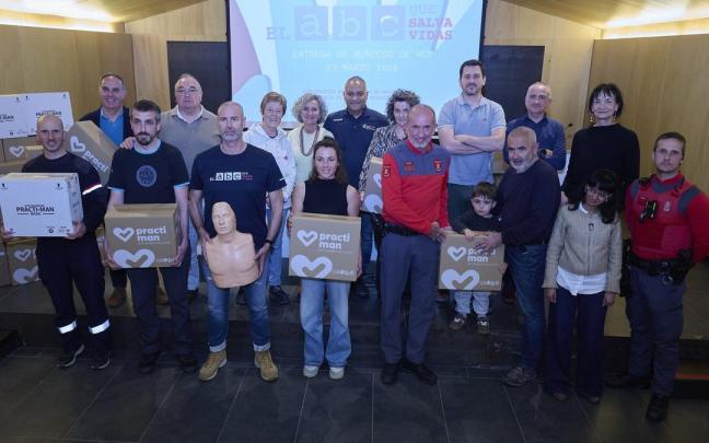 La asociación El ABC que salva vidas entrega maniquíes de reanimación a distintas entidades navarras, junto a un superviviente de paro cardíaco y Susana Miranda, gerente del SNS-O. Iñaki Porto