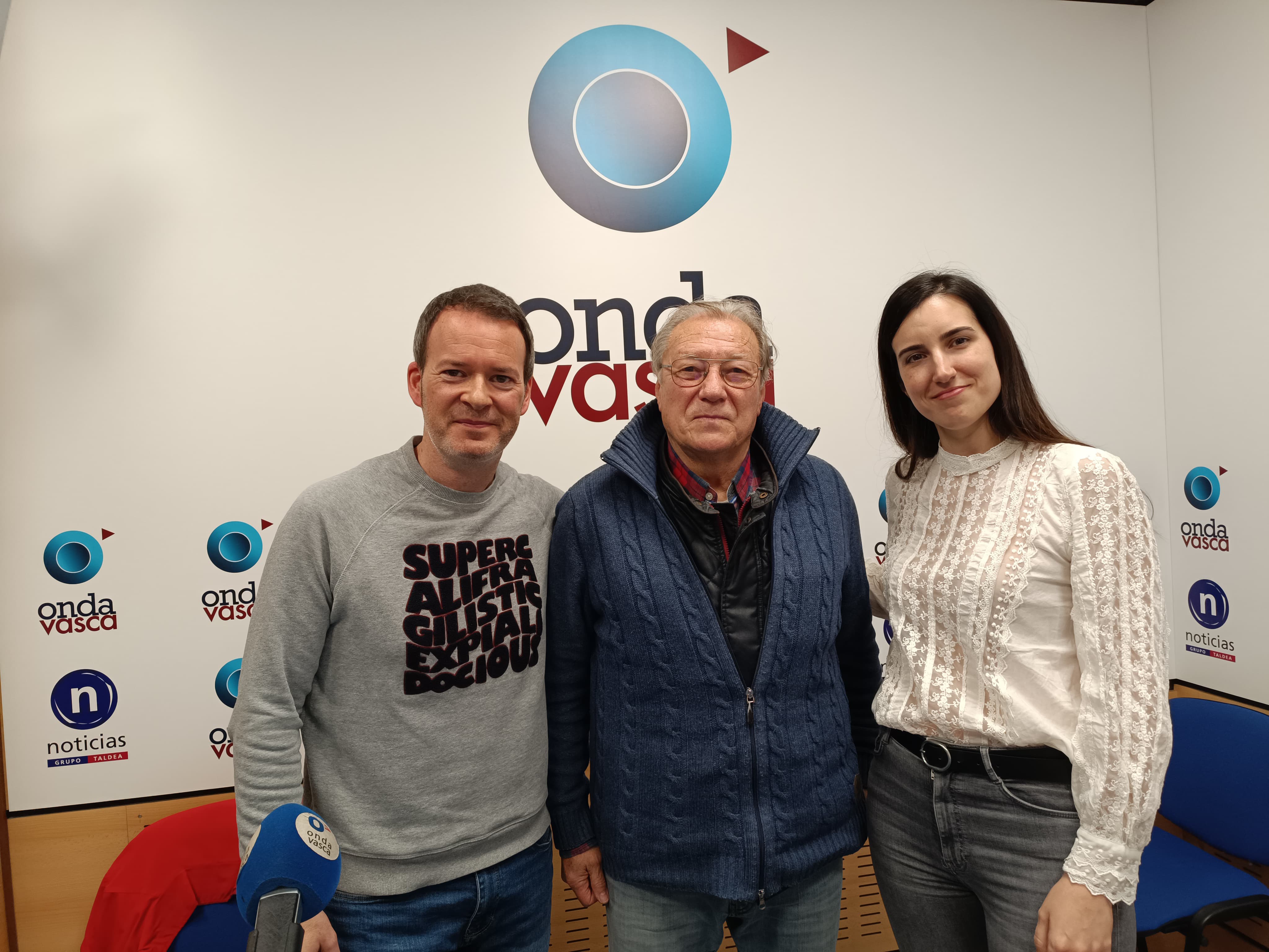 Manolo Delgado en los estudios de Onda Vasca con Txema Gutiérrez e Iranzu Calvo