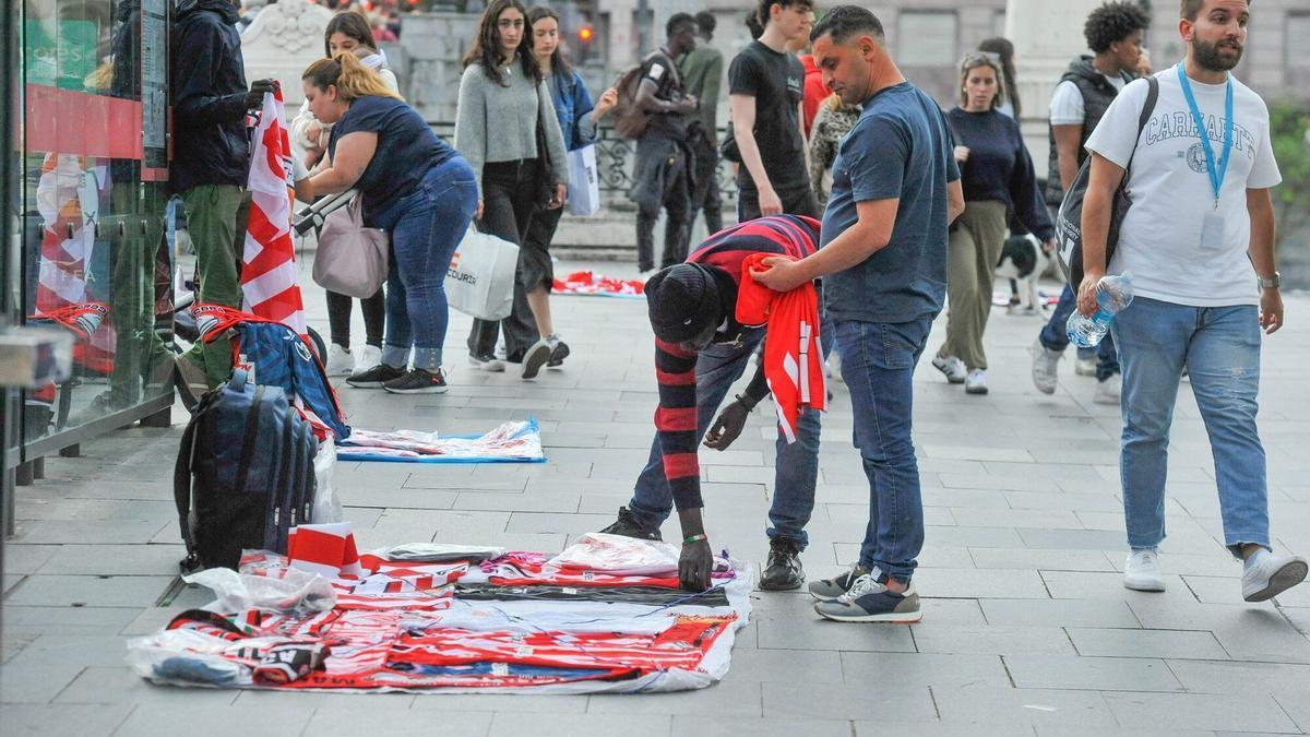 Manteros venden camisetas del Athletic en Bilbao. José Mari Martinez