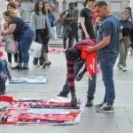 Manteros venden camisetas del Athletic en Bilbao. José Mari Martinez