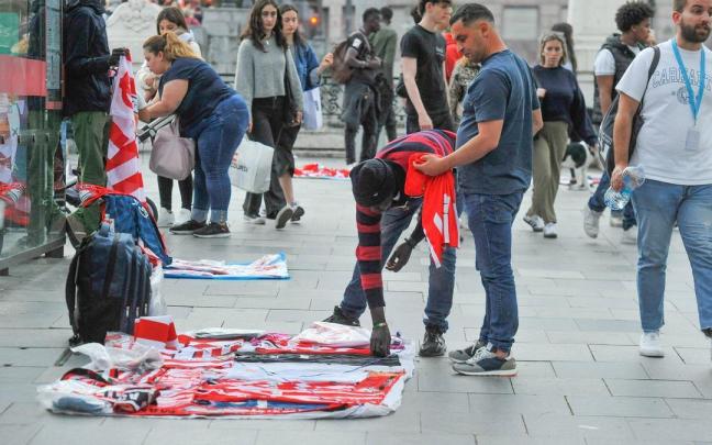 Manteros venden camisetas del Athletic en Bilbao. José Mari Martinez