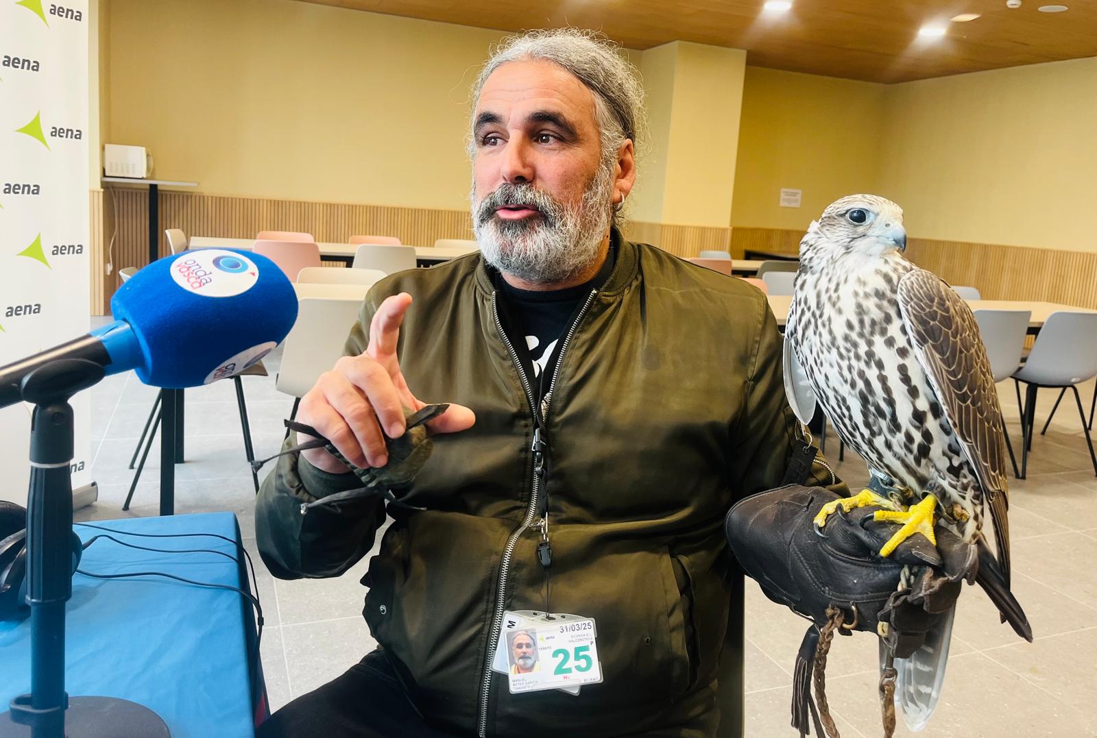 Manu Reyes, del servicio de control de fauna del aeropuerto de Bilbao, y Mertxe, uno de los halcones que vigilan las pistas