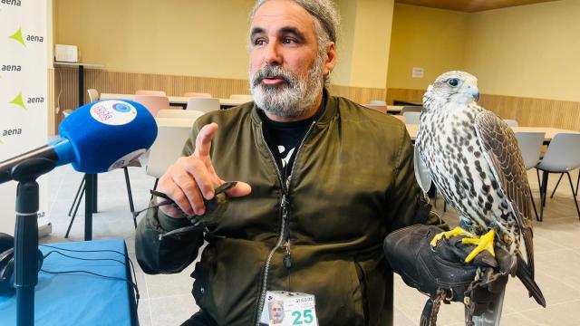 Manu Reyes, del servicio de control de fauna del aeropuerto de Bilbao, y Mertxe, uno de los halcones que vigilan las pistas
