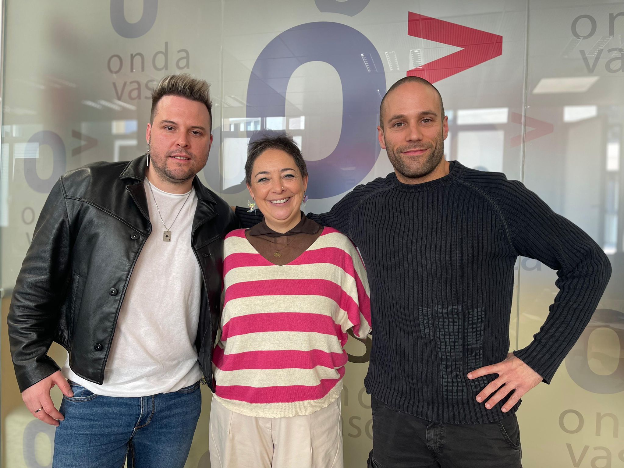 Manuel Castillo y Jon Peña (músicos) con Ewa Murillo