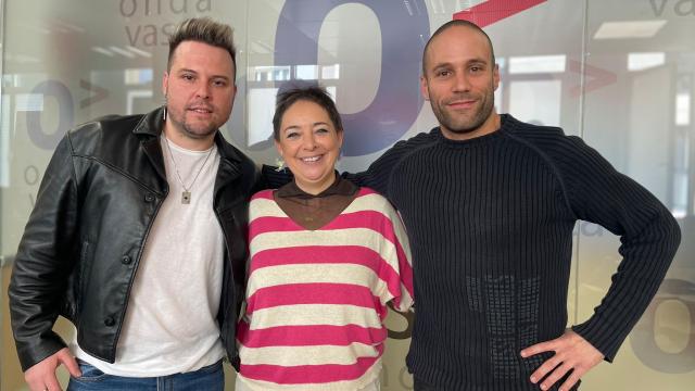 Manuel Castillo y Jon Peña (músicos) con Ewa Murillo